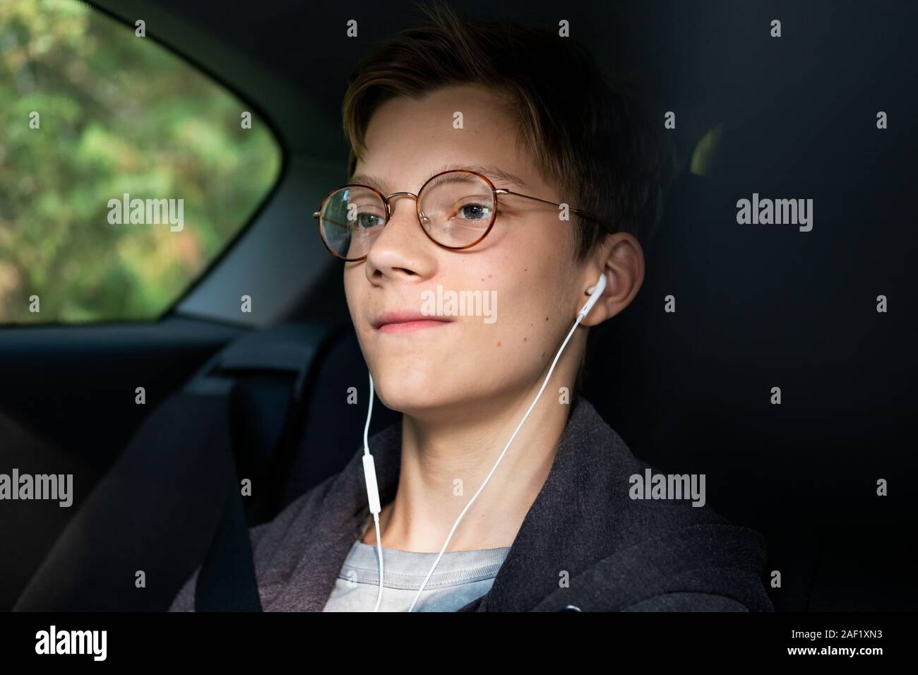 Junge in Auto suchen Stockfoto