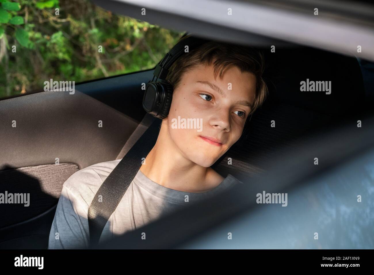 Junge in Auto suchen Stockfoto