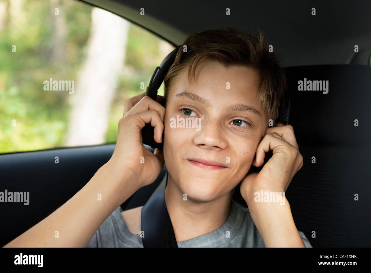 Junge im Auto Musik hören Stockfoto