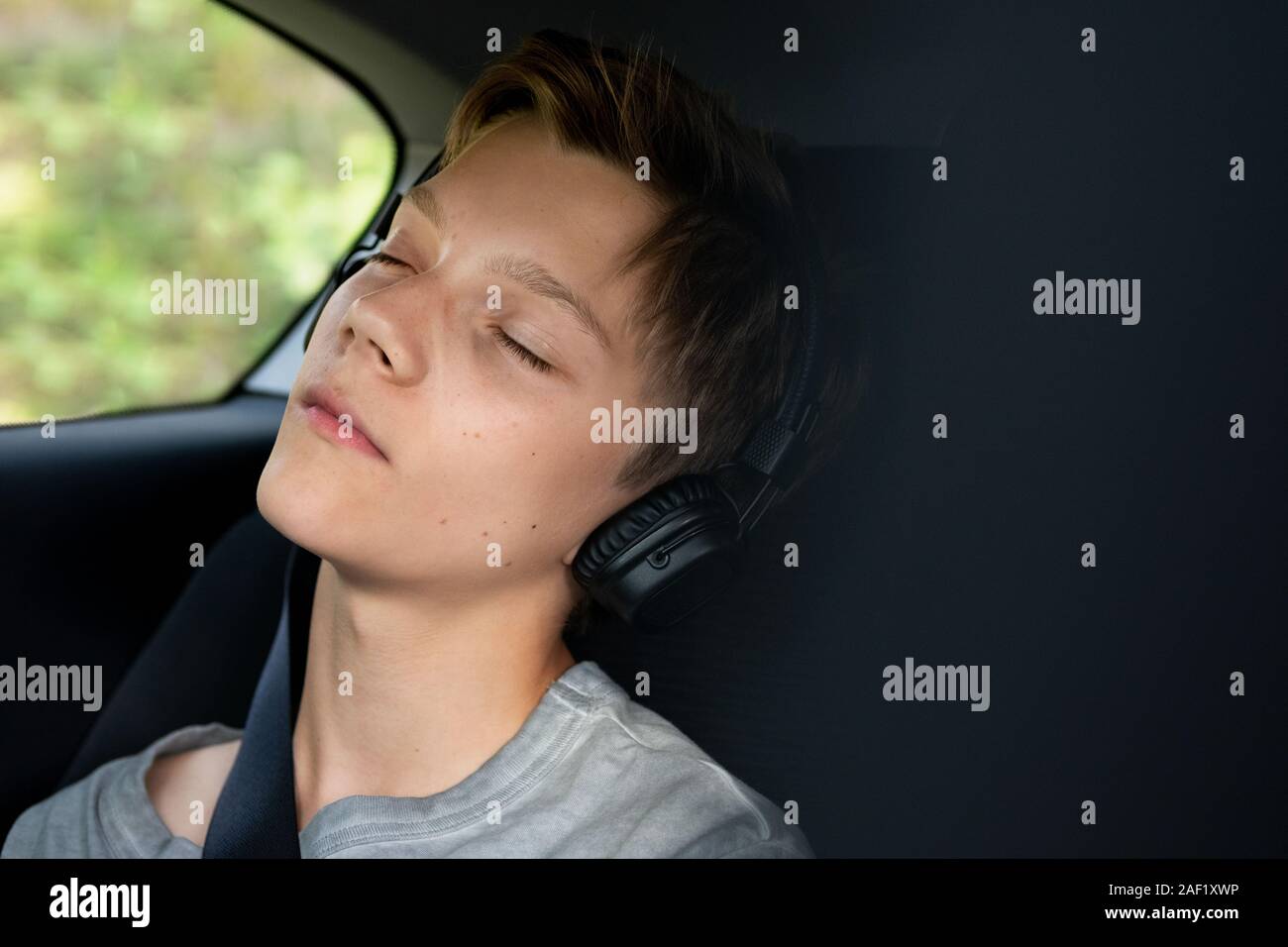Schlafende kinder im auto -Fotos und -Bildmaterial in hoher Auflösung –  Alamy