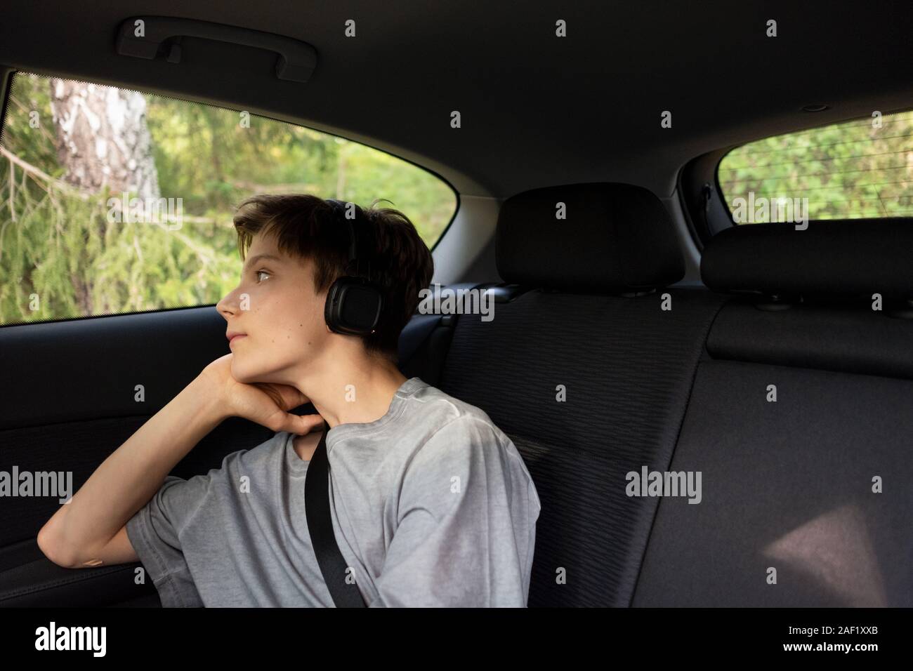 Junge im Auto durch Spiegel Stockfoto
