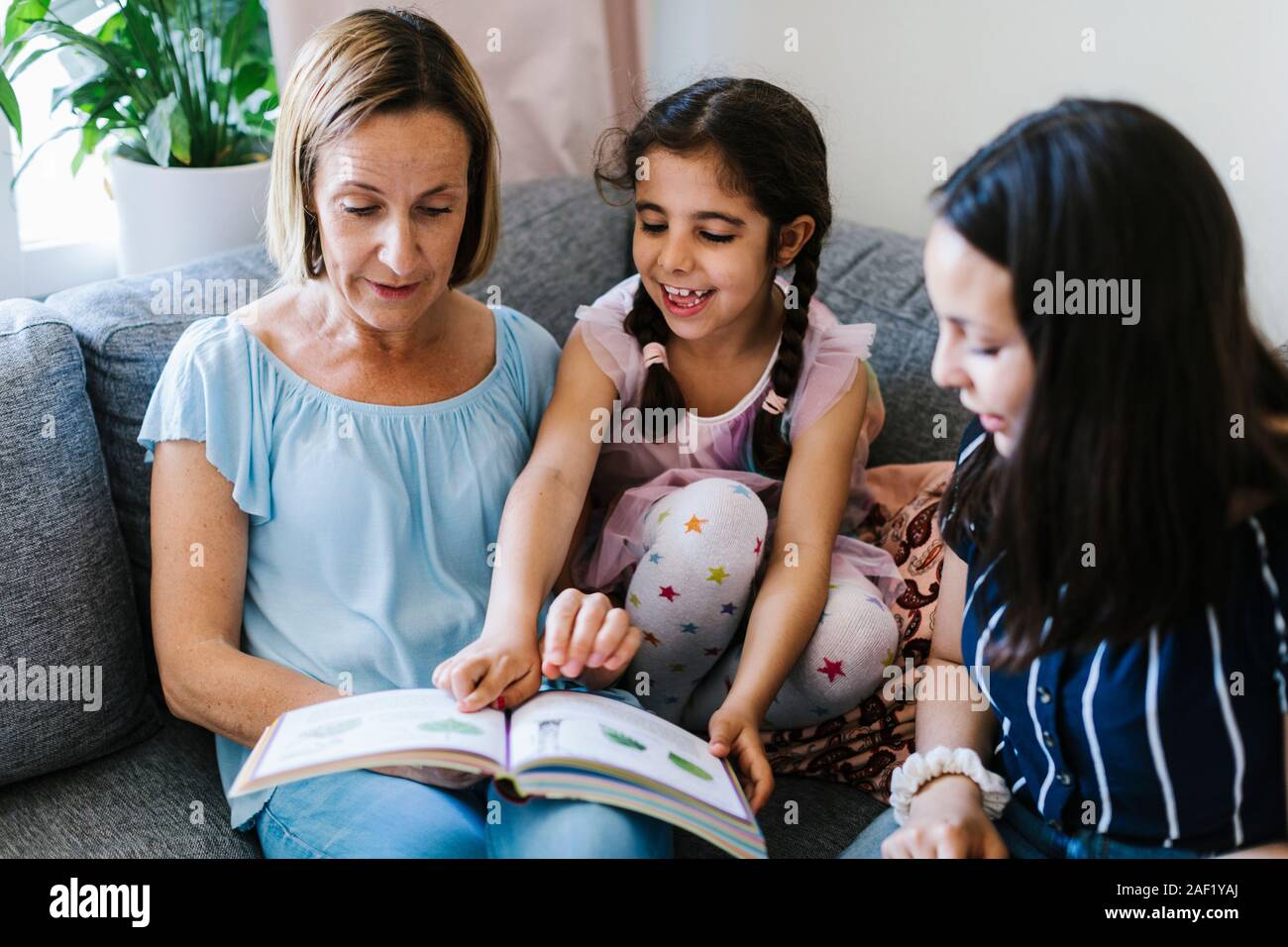 Familie auf sofa Stockfoto