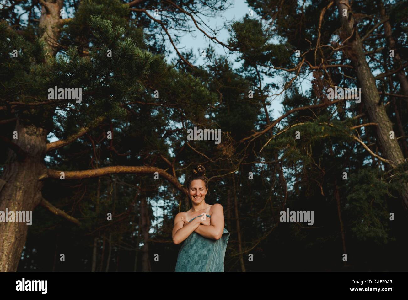 Lächelnde Frau in Handtuch gewickelt Stockfoto