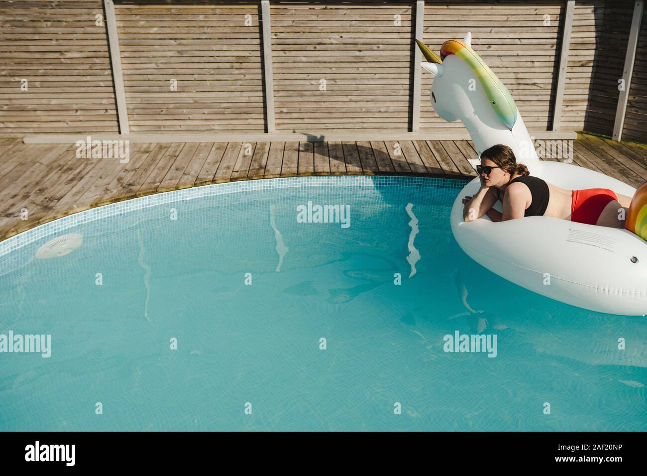 Frau im Garten Swimming-pool Stockfoto