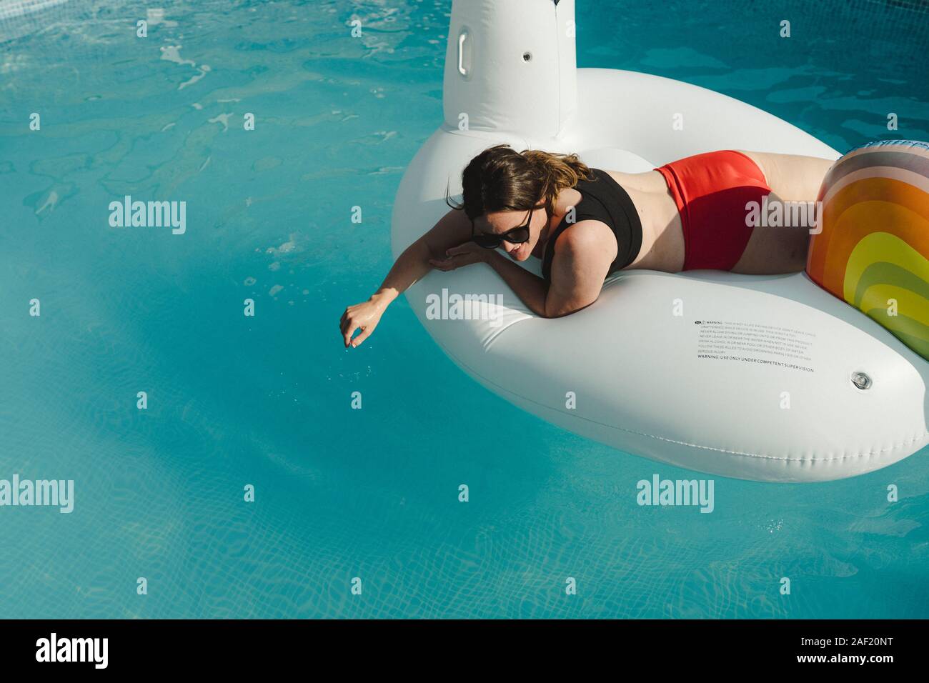 Frau im Schwimmbad Stockfoto