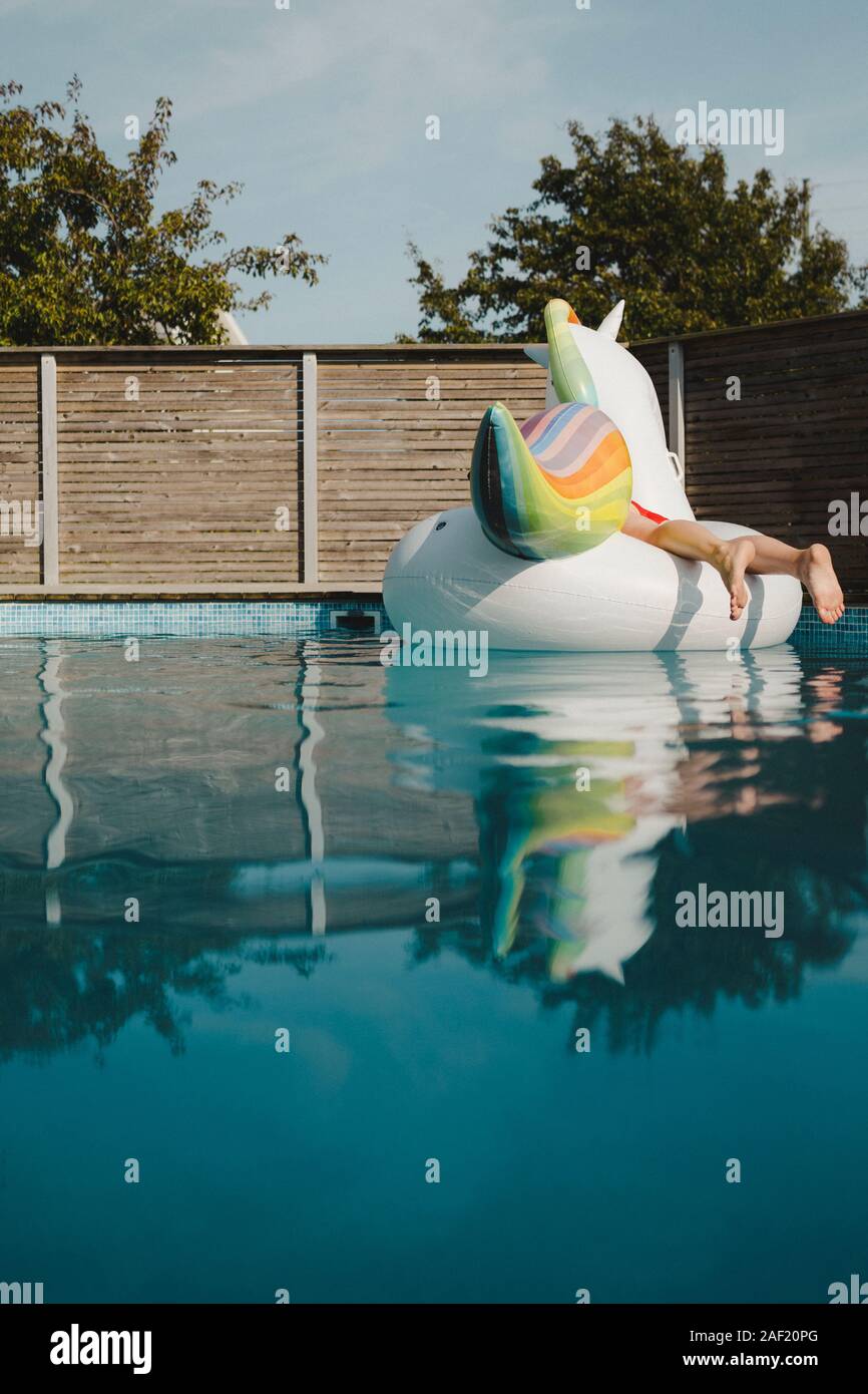 Aufblasbare Einhorn in den Swimming-pool Stockfoto