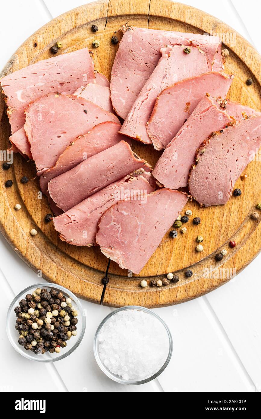 Roastbeef in Scheiben geschnitten. Lecker frisches Fleisch. Ansicht von oben. Stockfoto