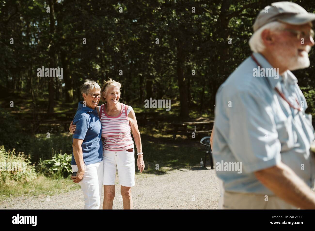 Gerne ältere Frauen zusammen Stockfoto