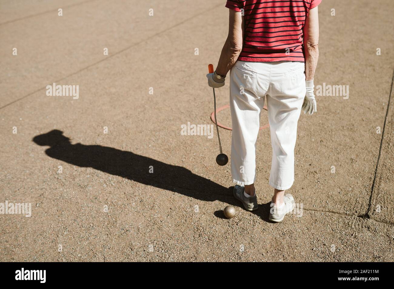 Frau spielen pÈtanque Stockfoto