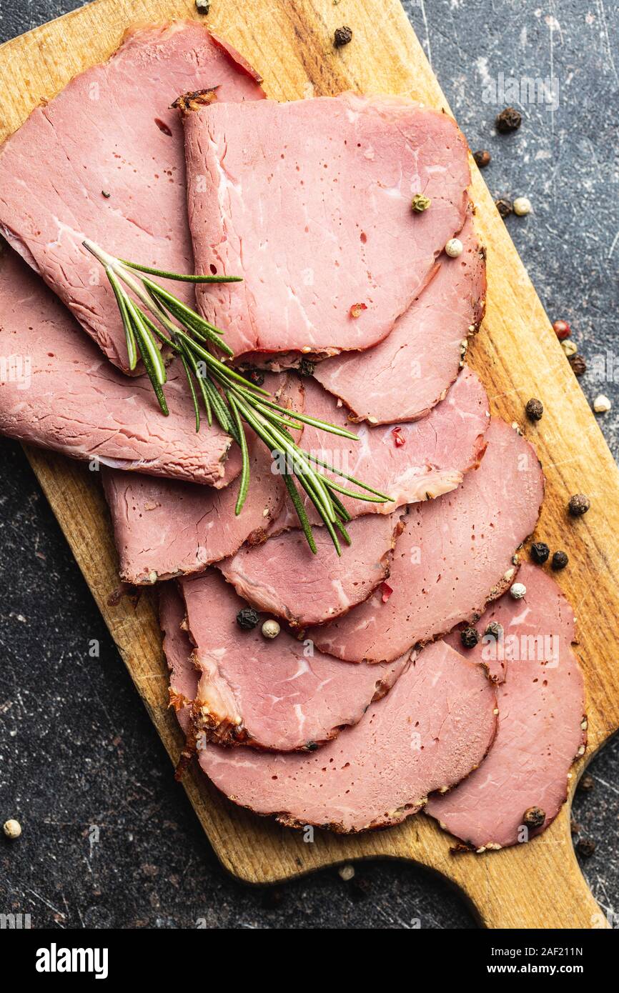 Roastbeef in Scheiben geschnitten. Lecker frisches Fleisch auf Schneidebrett. Ansicht von oben. Stockfoto