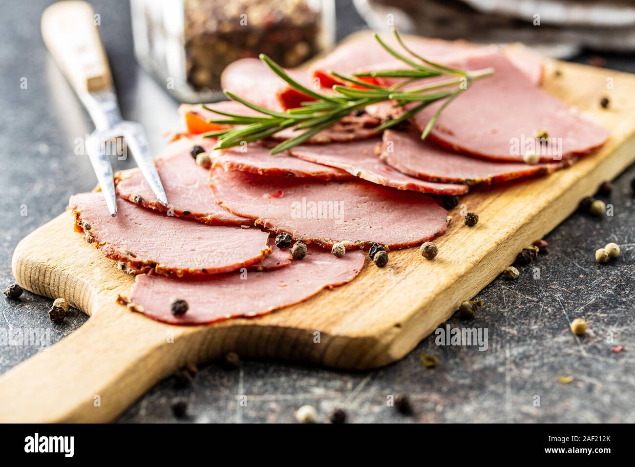 Roastbeef in Scheiben geschnitten. Lecker frisches Fleisch auf Schneidebrett. Stockfoto