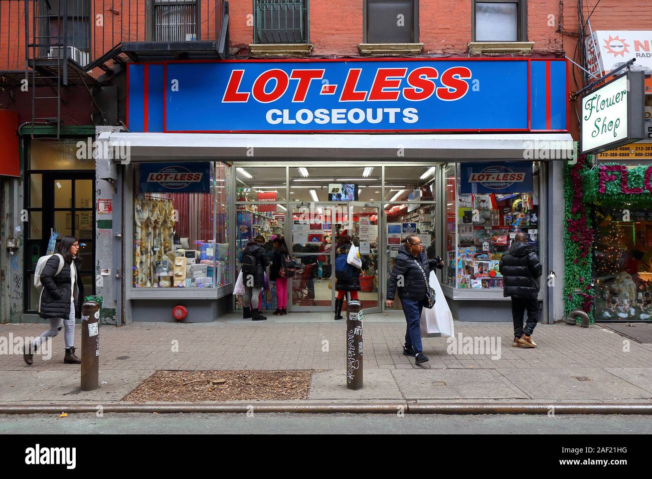 Lot-Less Räumungsartikel, 80 Clinton Street, New York, NY. aussen Storefront von einem Discounter in der Lower East Side von Manhattan. Stockfoto