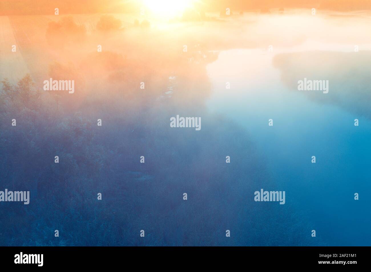 Early Misty Morning. Sonnenaufgang über dem See. Ländliche Landschaft im Sommer. Luftaufnahme Stockfoto