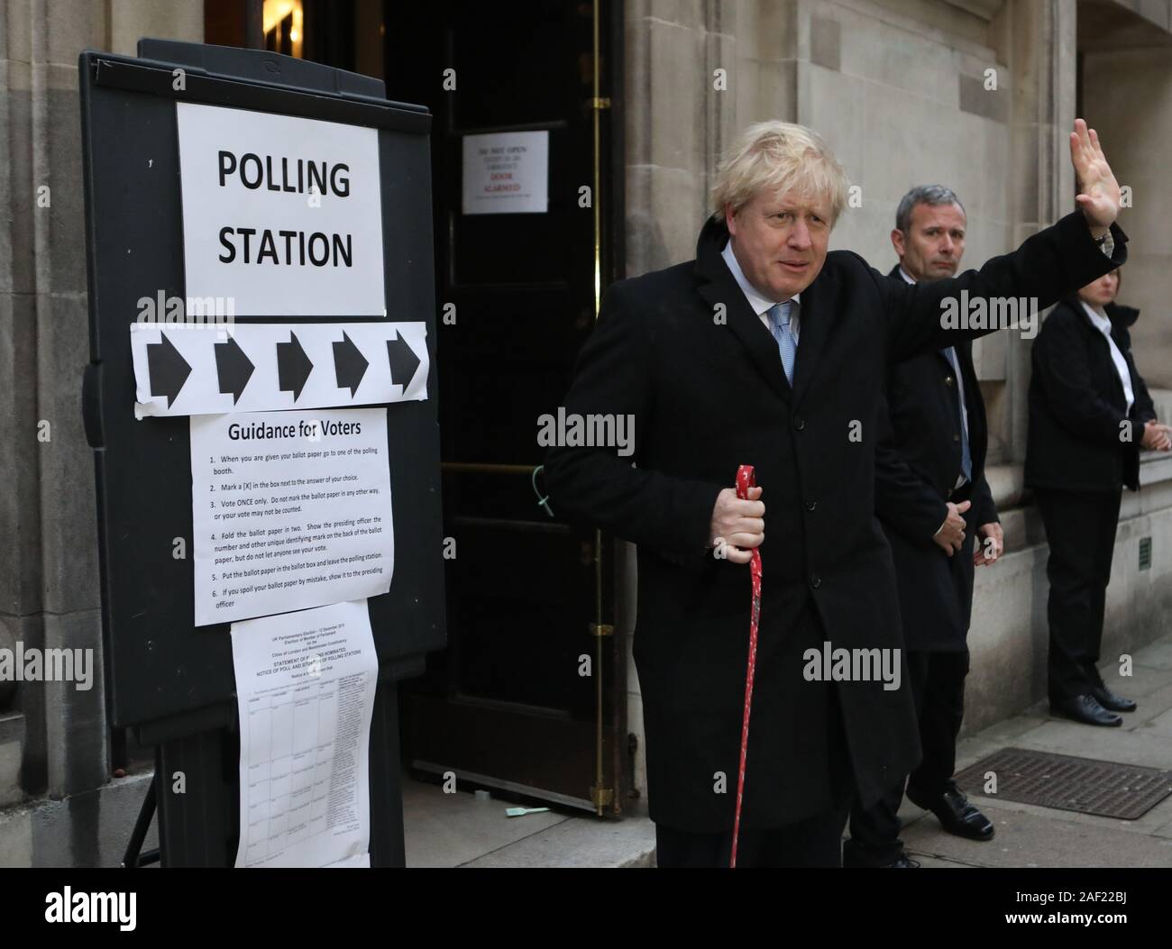Premierminister Boris Johnson verlässt das Wahllokal mit seinem Hund Dilyn nach seiner Stimmabgabe in der 2019 allgemeine Wahlen am methodistischen Central Hall, London. Stockfoto