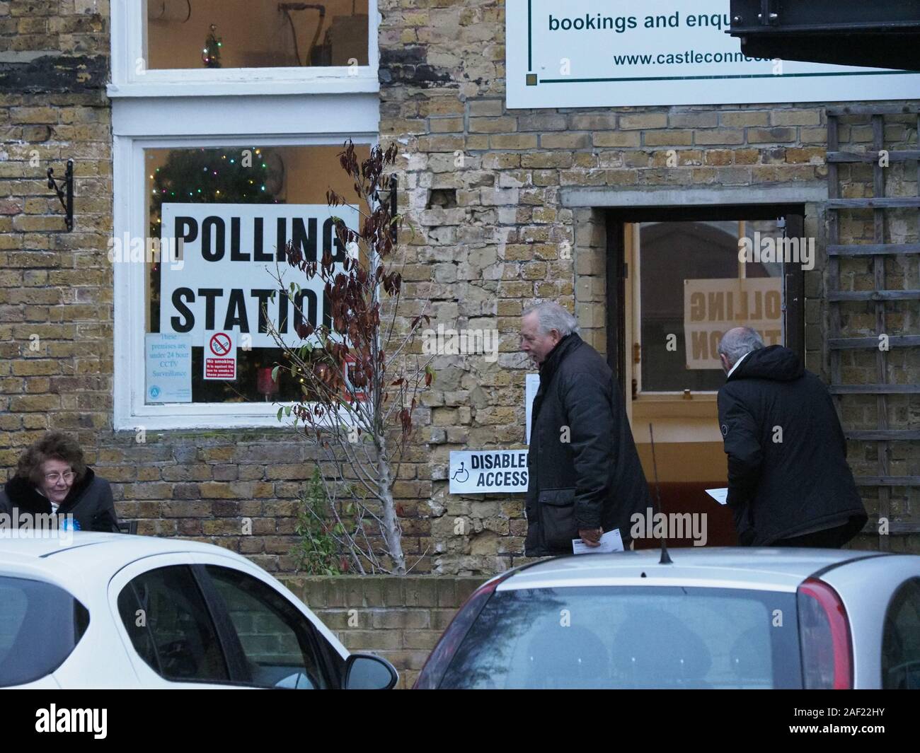 Queenborough, Kent, UK. 12 Dez, 2019. Britischen Wahlen: frühe Wähler im Wahllokal in Queenborough, Kent für die Sittingbourne & Sheppey Wahlkreis gesehen. Credit: James Bell/Alamy leben Nachrichten Stockfoto