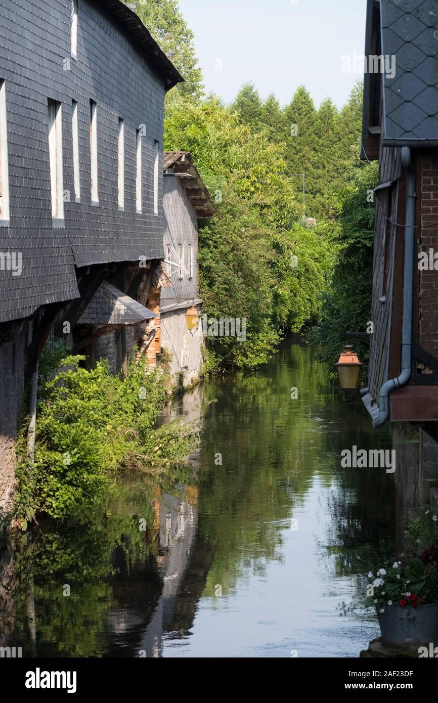 Pont-Audemer (Frankreich): Kanal in der Stadt Die Stadt liegt im Tal der Risle in der "Boucles de la Seine Normande' Regionaler Naturpark entfernt Stockfoto
