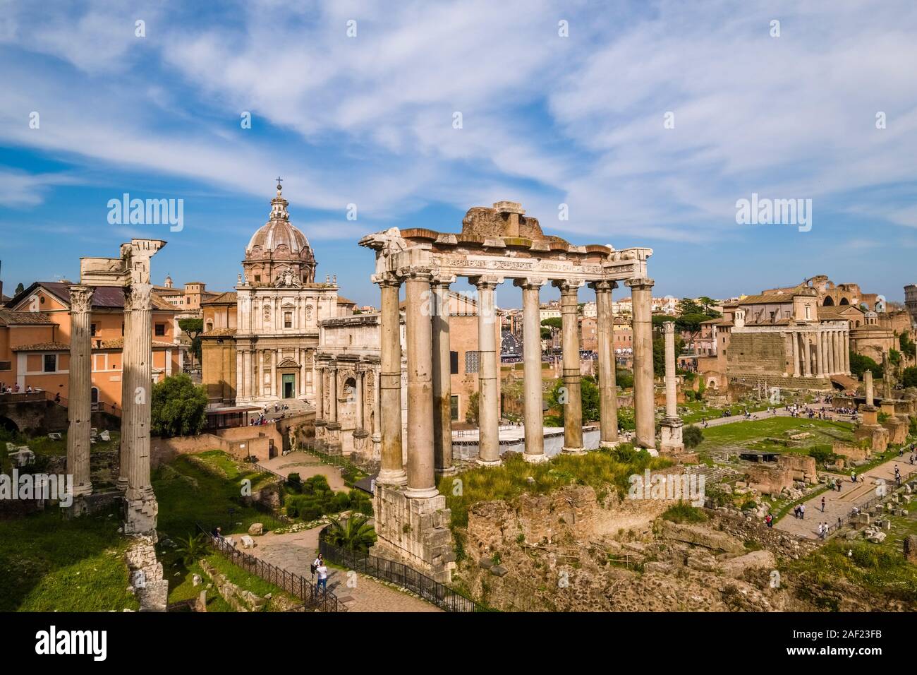 Blick auf das Forum Romanum, das Forum Romanum, die Ruinen von mehreren wichtigen alten Regierungsgebäude Stockfoto