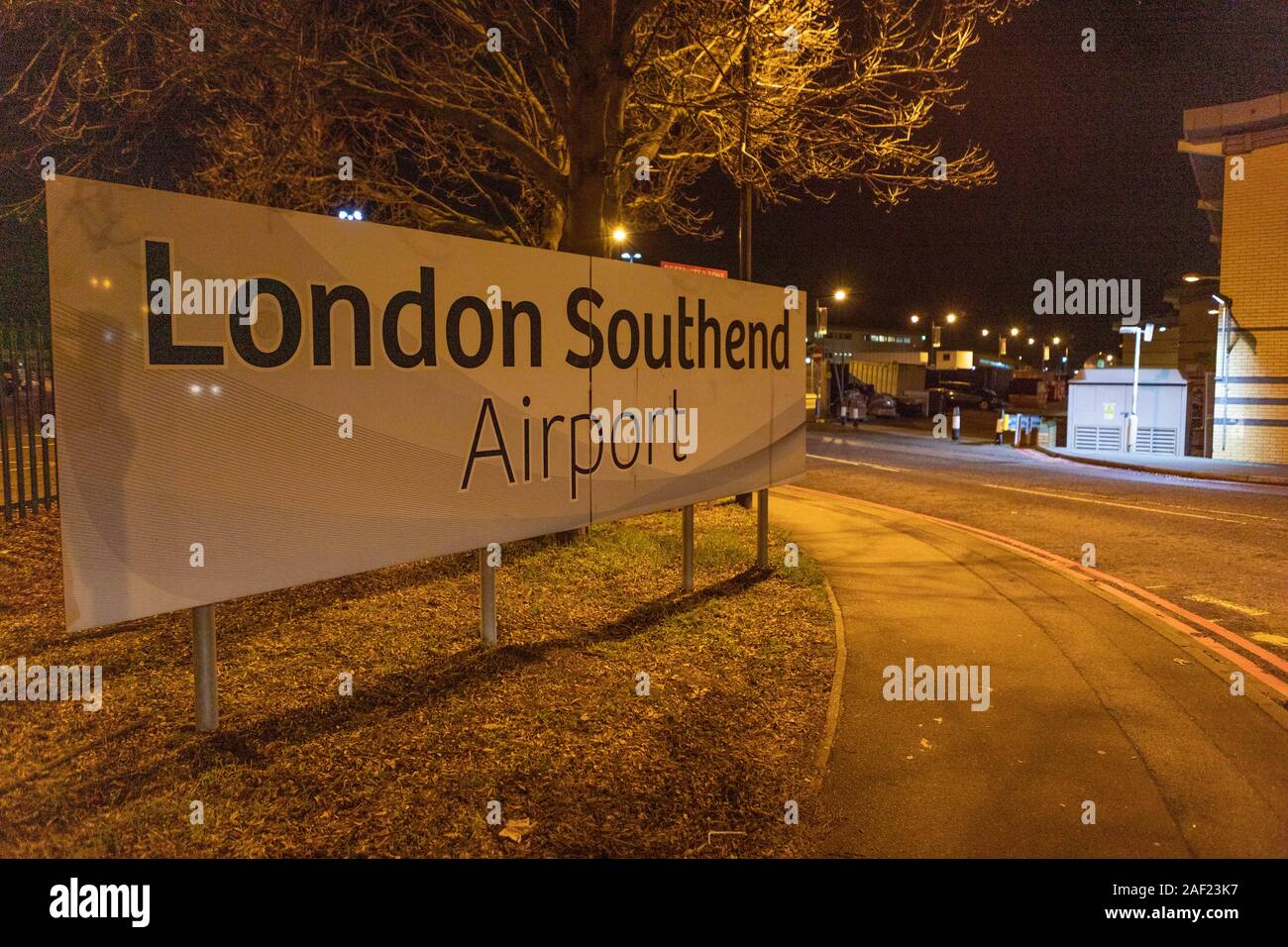 Flughafen London Southend Schild Flughafen Nacht Stockfoto