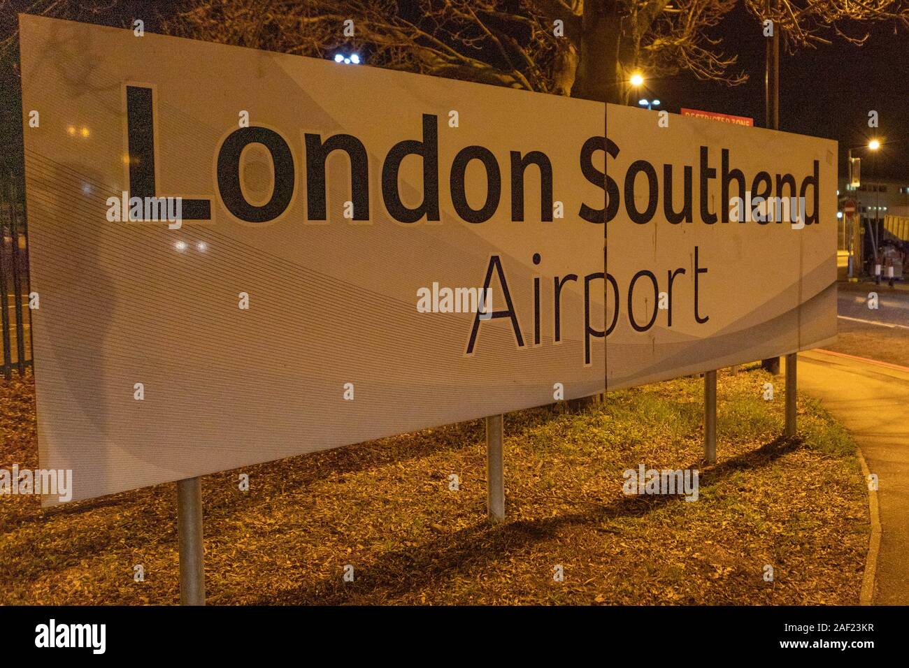 Flughafen London Southend Schild Flughafen Nacht Stockfoto