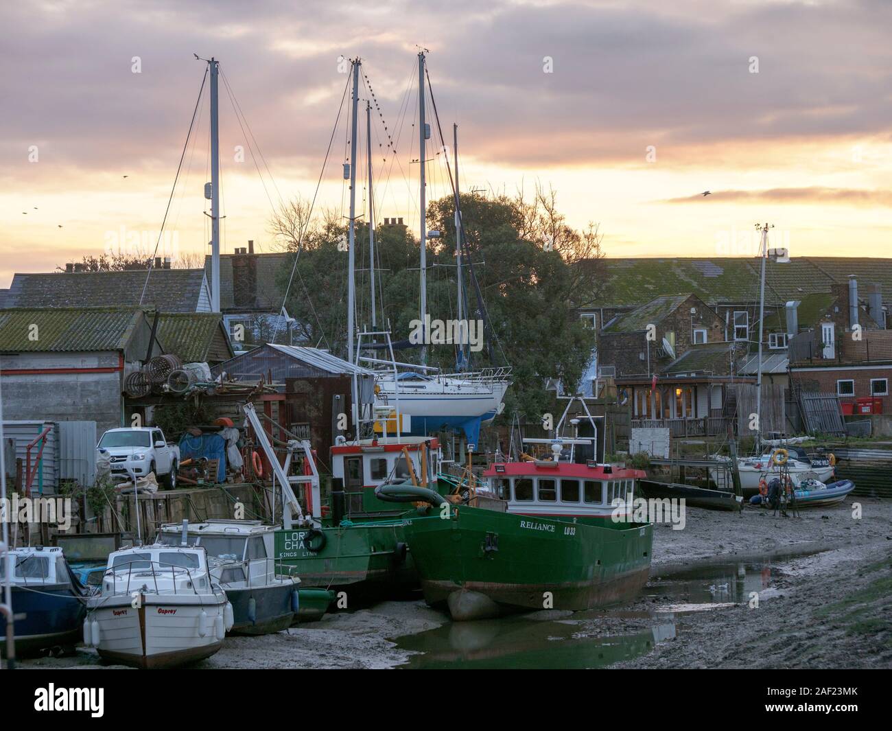 Queenborough, Kent, UK. 12 Dez, 2019. Ein winter Sonnenaufgang in Queenborough, Kent an einem kalten Morgen. Credit: James Bell/Alamy leben Nachrichten Stockfoto