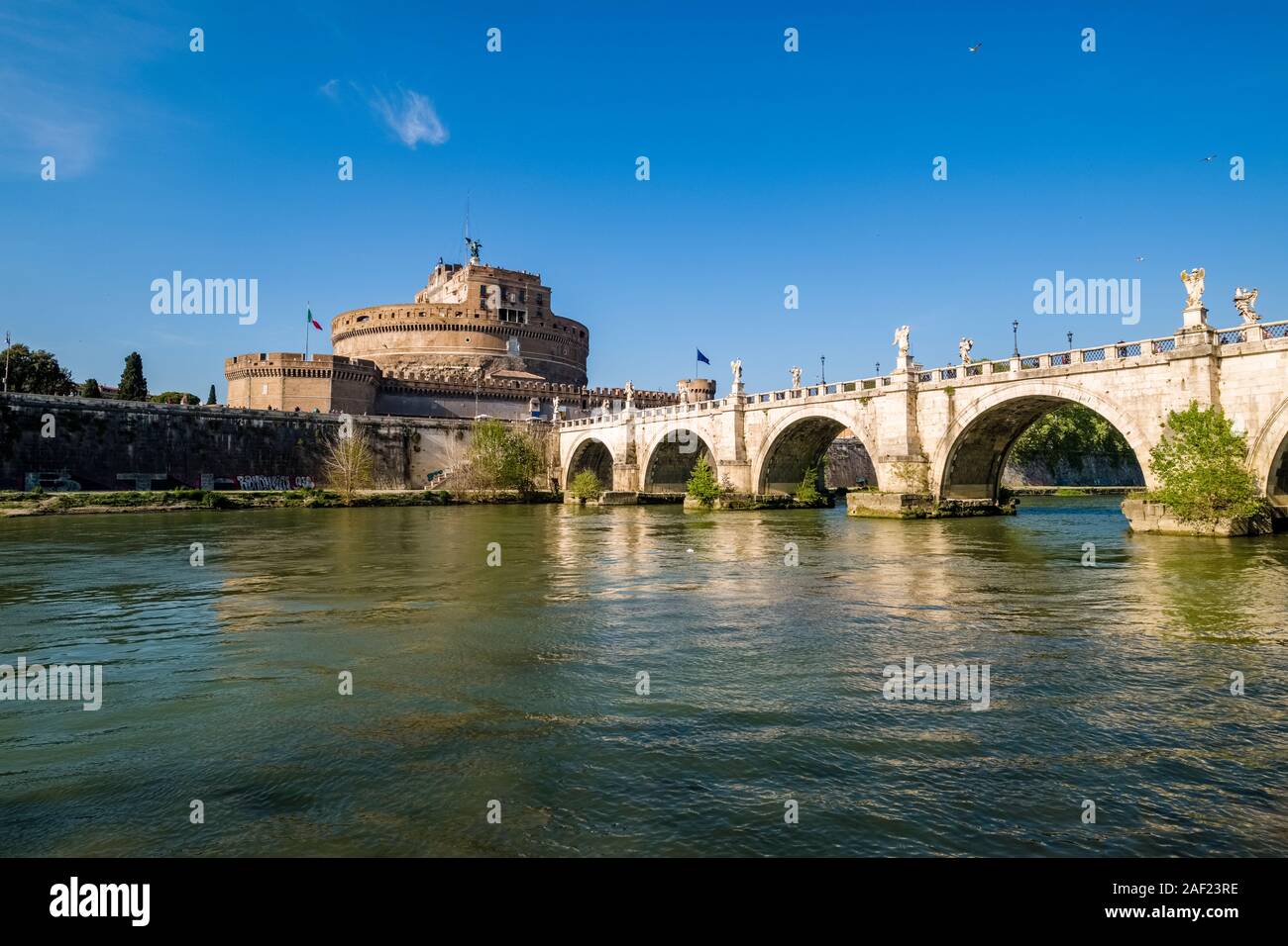 Das Schloss der Heiligen Engel, Castel Sant'Angelo und der Brücke Ponte Sant'Angelo, über den Fluss Tiber gesehen Stockfoto