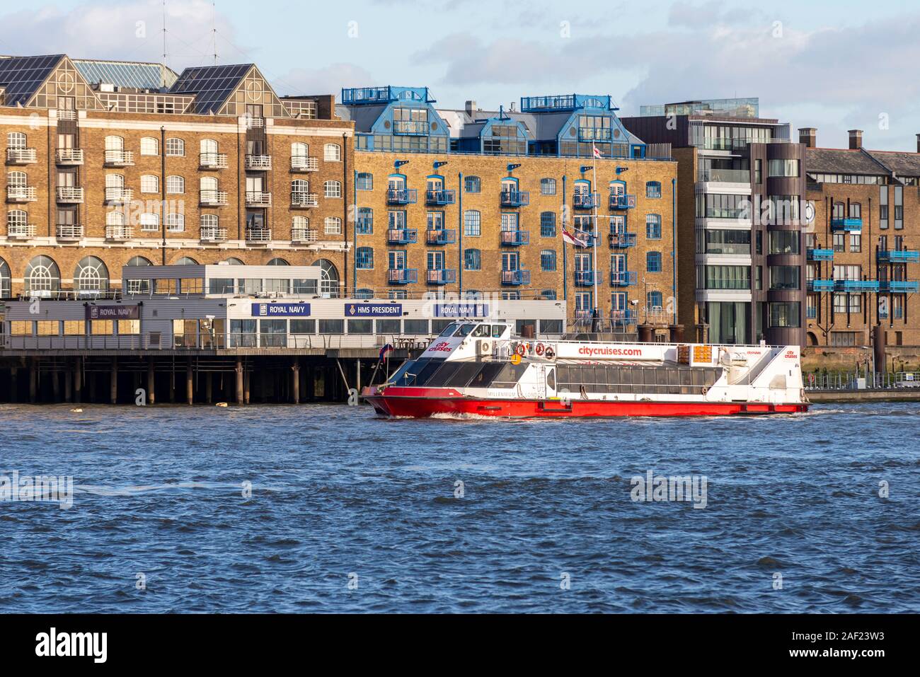 City Cruises Millennium London riverbus vorbei HMS President Royal Navy Reserve Stein Fregatte oder Wasser auf der Themse, London, UK Stockfoto