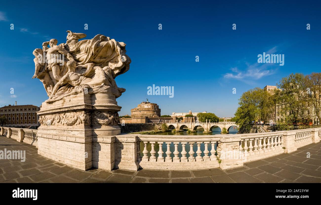 Blick auf die Brücke Ponte Sant'Angelo, das Schloss der Heiligen Engel, Castel Sant'Angelo über den Fluss Tiber gesehen Stockfoto