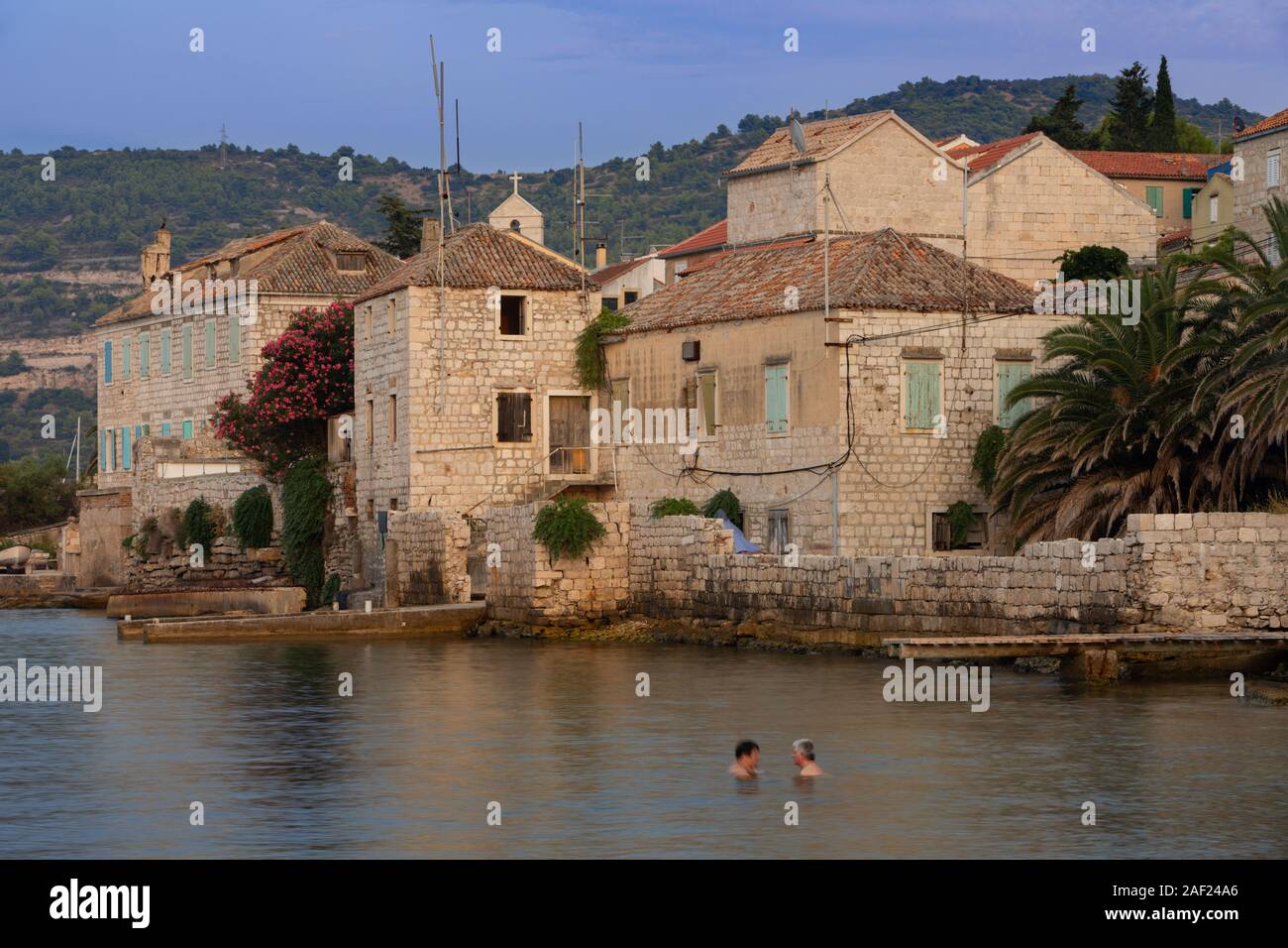 Menschen schwimmen in Altstadt Vis, Insel Vis, Dalmatien, Kroatien Stockfoto