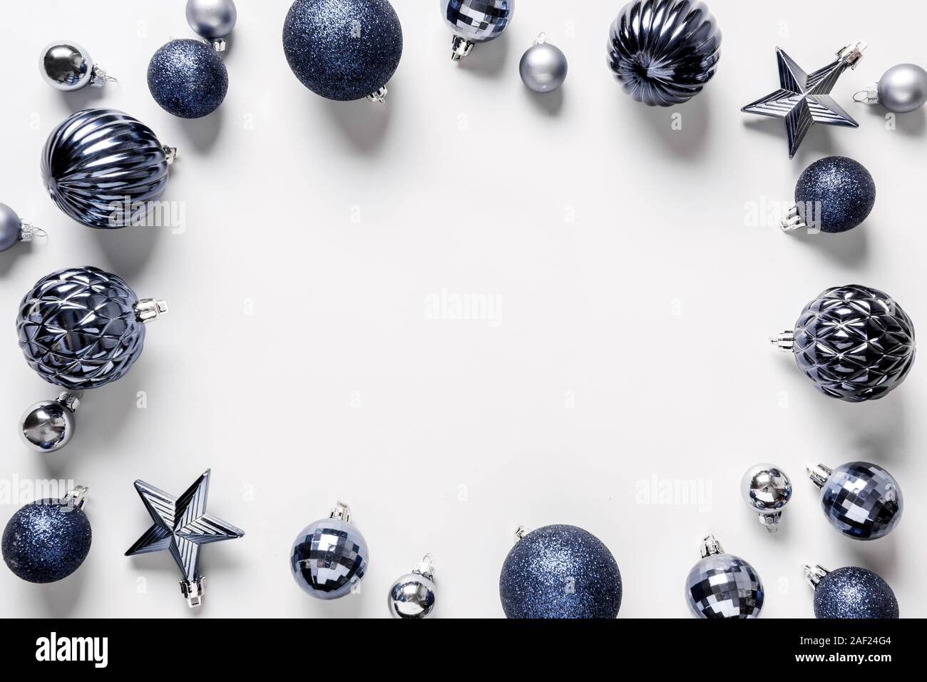Weihnachten Rahmen der klassischen blauen Kugeln und Geschenkbox auf Pastell grau. Ansicht von oben. Weihnachten. Platz für Text. Urlaub Grußkarte. Trendy Farbe der Ja 2020 Stockfoto