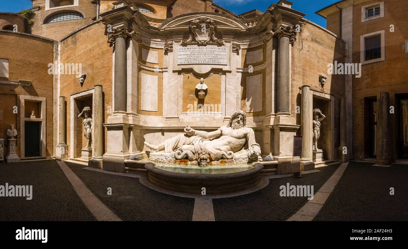 Panoramablick auf die Colossale Statua di Fiume in den Kapitolinischen Museen, Musei Capitolini Stockfoto