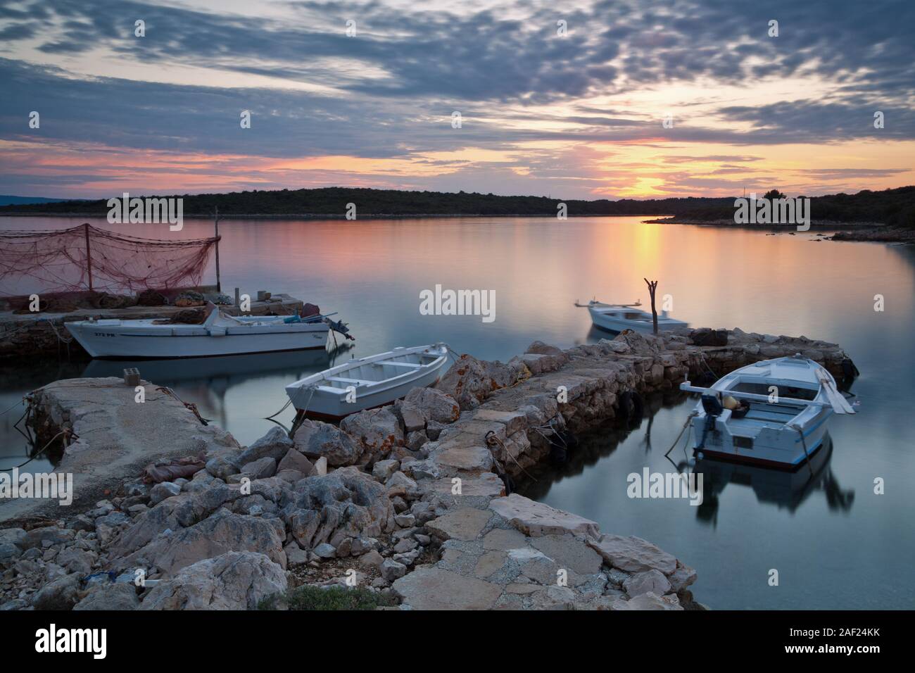 Fischerhafen 'Prtljug' auf der Insel Ugljan im Sonnenuntergang, Dalmatien, Kroatien Stockfoto