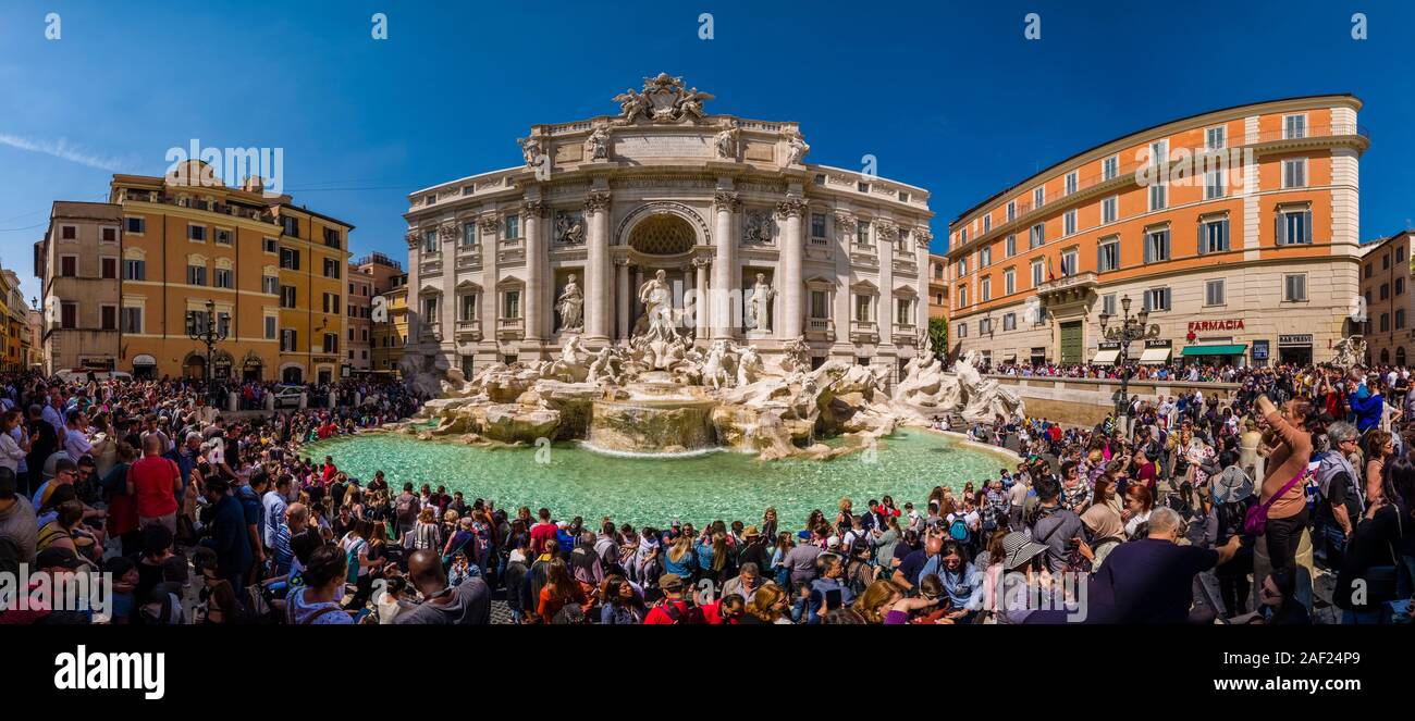 Panoramablick auf den Trevi Brunnen, die Fontana di Trevi, von Hunderten von Menschen besucht. Stockfoto