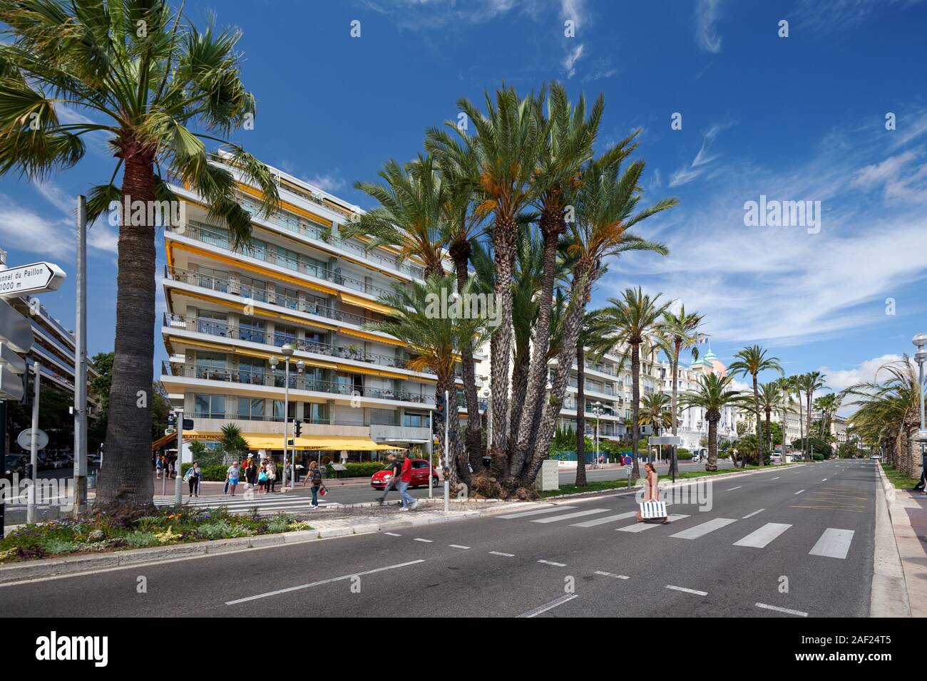 Nizza (Frankreich): Gebäude entlang der Uferpromenade und Gebäudefassaden entlang der "Promenade des Anglais" (zu Fuß von der Englisch"). Luxus apa Stockfoto