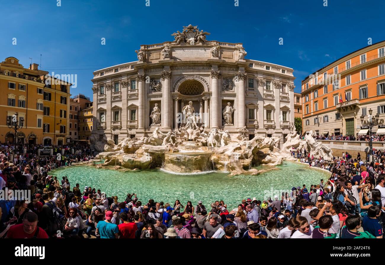Panoramablick auf den Trevi Brunnen, die Fontana di Trevi, von Hunderten von Menschen besucht. Stockfoto