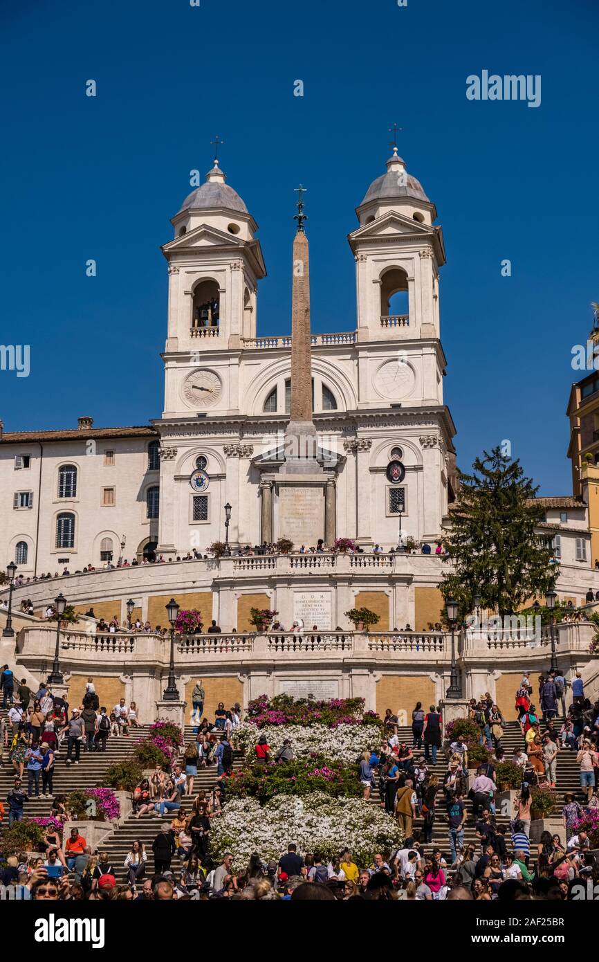 Die Spanische Treppe, Scalinata di Trinità dei Monti, besucht von Hunderten von Menschen, die Kirche Santissima Trinità dei Monti ganz oben auf dem Hügel Stockfoto