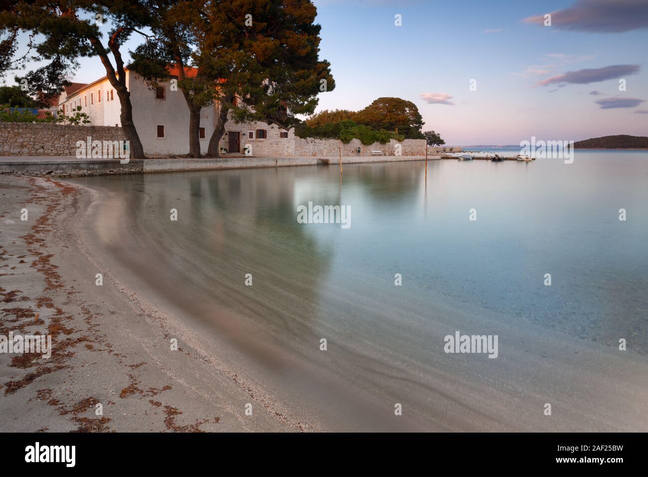 Mostir Strand bei Sonnenuntergang, Ugljan, Insel Dugi Otok, Dalmatien, Kroatien Stockfoto
