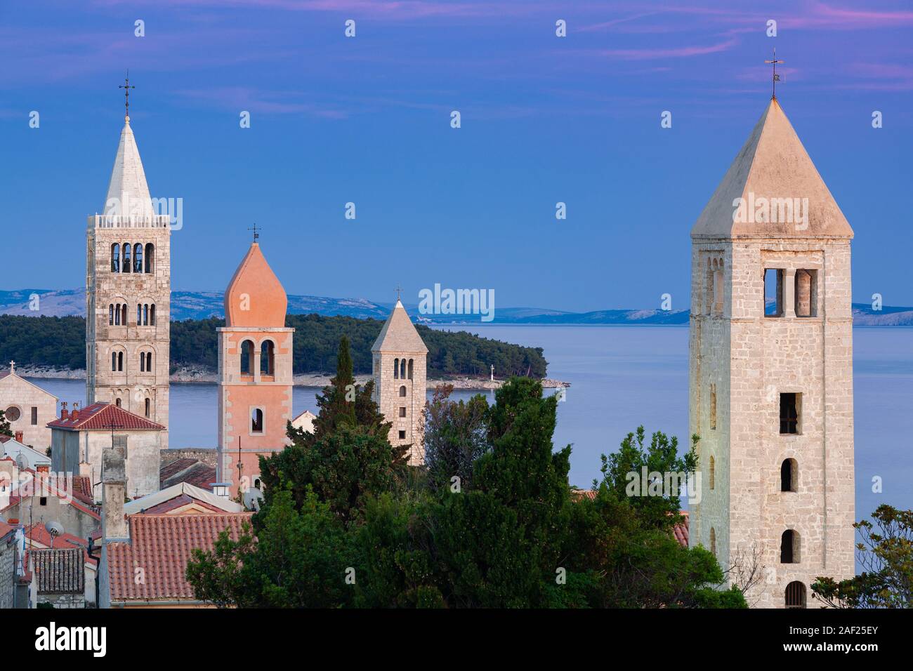 Vier Kirchtürme der Stadt Rab auf der Insel Rab, Kvarner, Kroatien Stockfoto