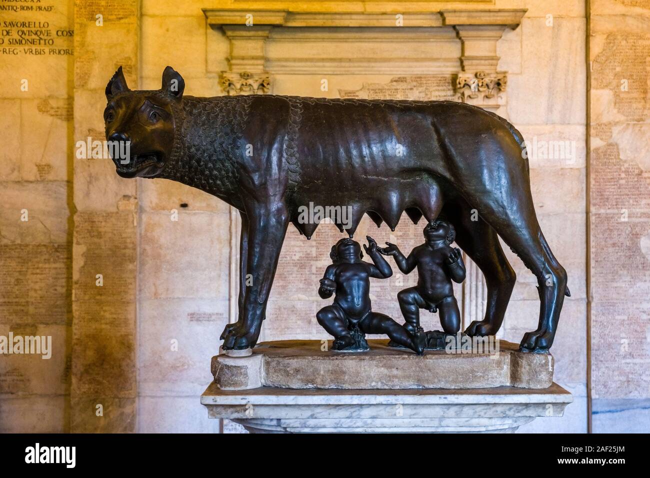 Romulus und Remus, Zwillingsbrüder, die Muttermilch von einem Wolf in die Statue der Kapitolinischen Wolf, La Lupa Capitolina Stockfoto