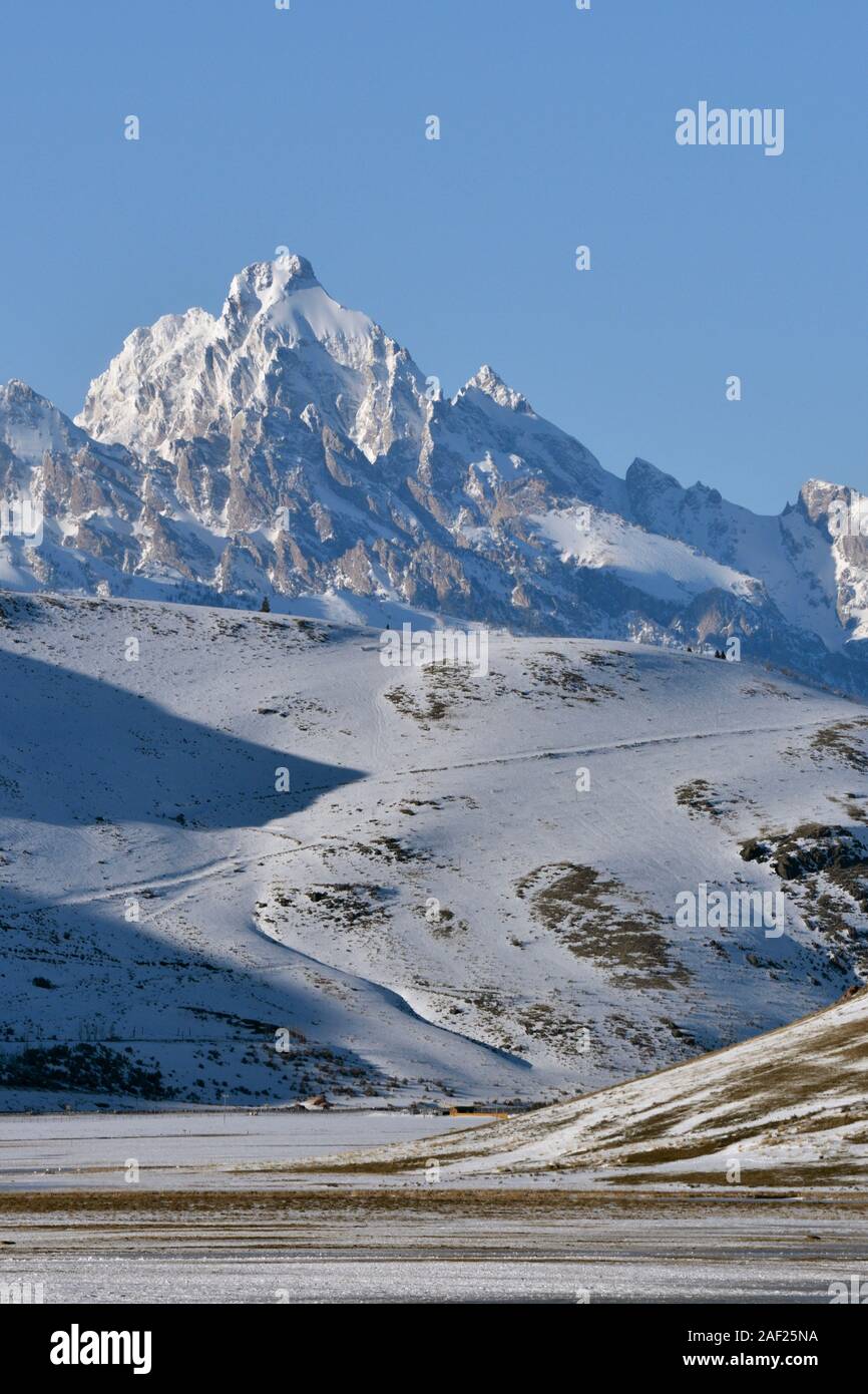 Blick auf Schnee bedeckt Berge, Grand Teton Range über National Elk Refuge im Winter, schöne Wintertag, Wyoming, USA. Stockfoto