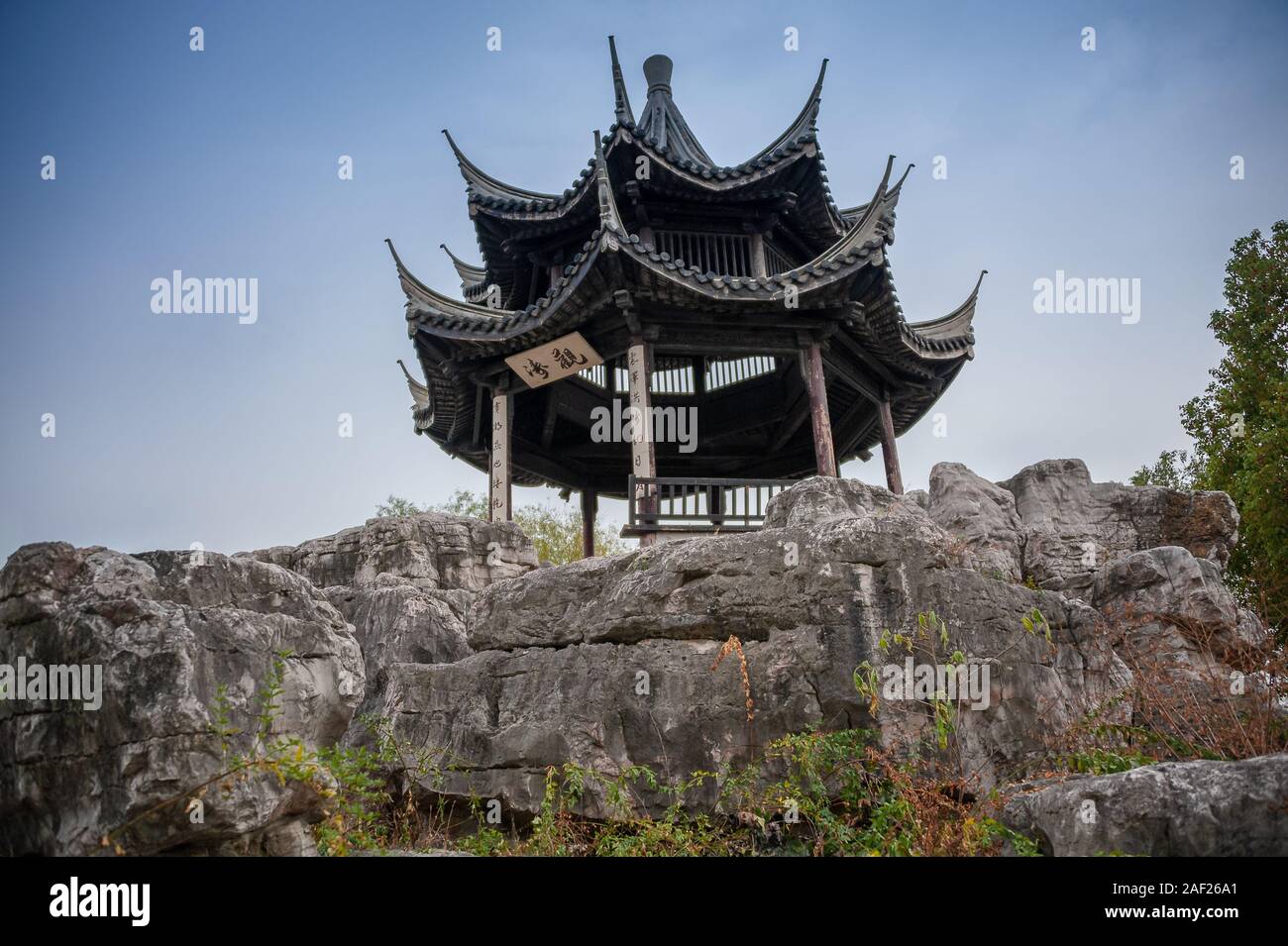 Wux, China - Oktober 2019: Traditionellen chinesischen Stil Garten Pavillion auf einem felsigen Hügel. In der Provinz Jiangsu, China Stockfoto