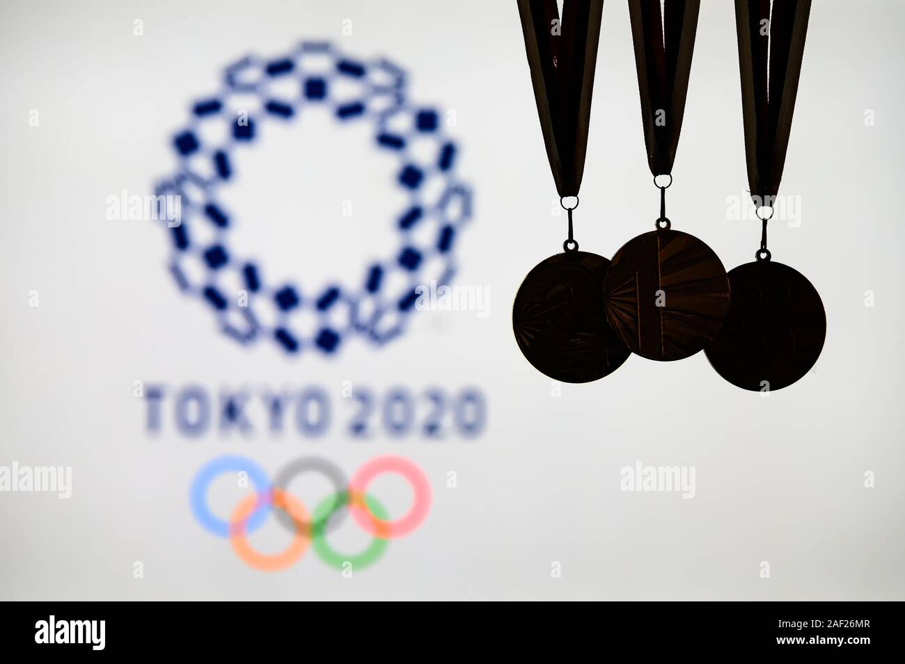 Tokio, Japan, Juni. 20. 2019: Medaille Silhouette und olympischen Logo der Sommer Spiel 2020 in Tokio, Japan Stockfoto