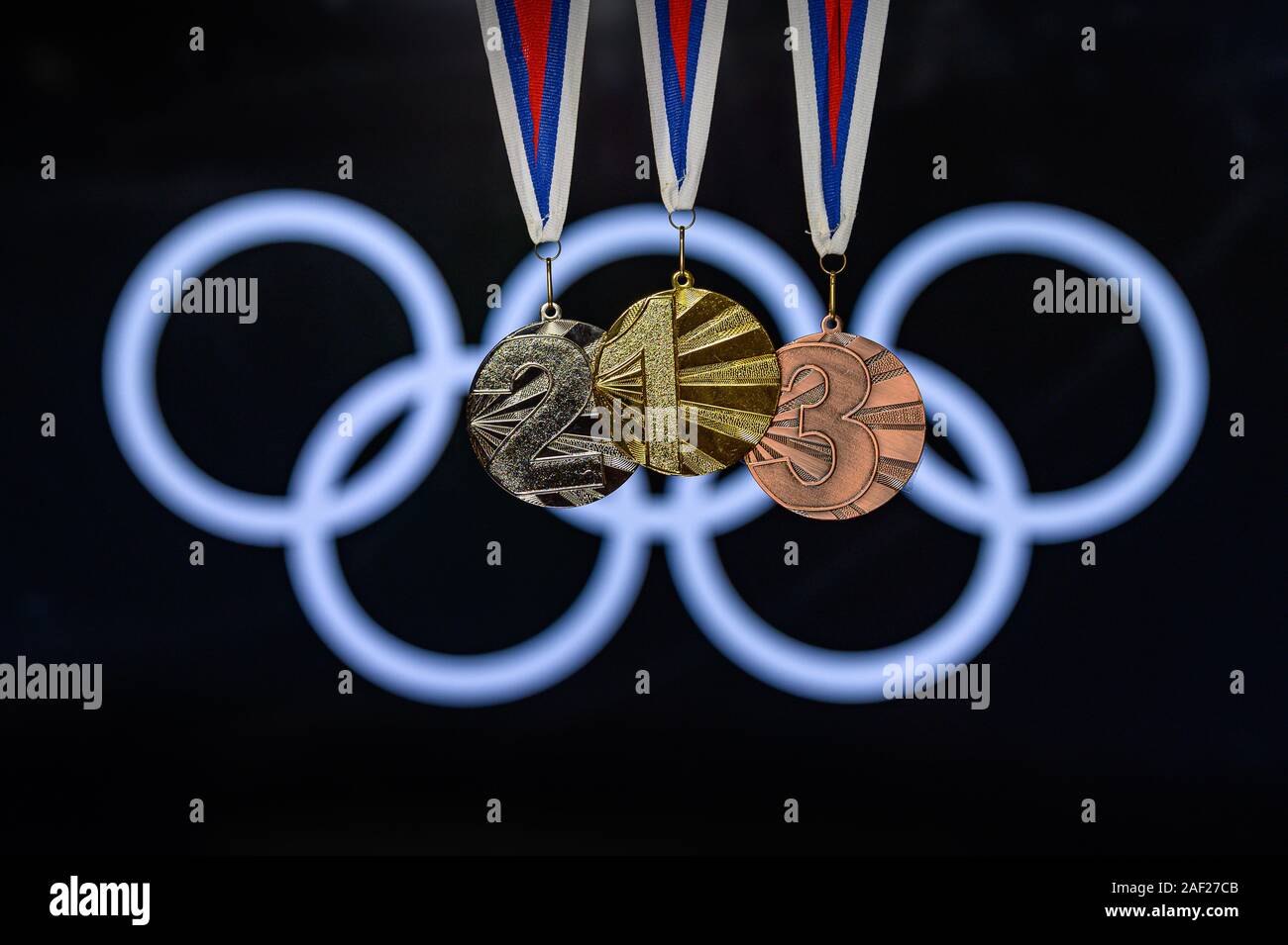 Tokio, Japan, Juni. 20. 2019 - der Olympischen Spiel, Tokyo 2020, das Logo der Spiele und Medaille - Gold, Silber und Bronze Stockfoto