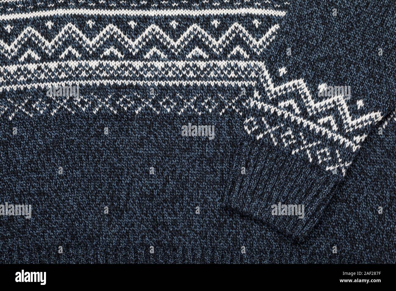Blauer Strickpullover aus traditionellem Design mit weißen Skandinavischen Geometrisches Ornament detail Stockfoto