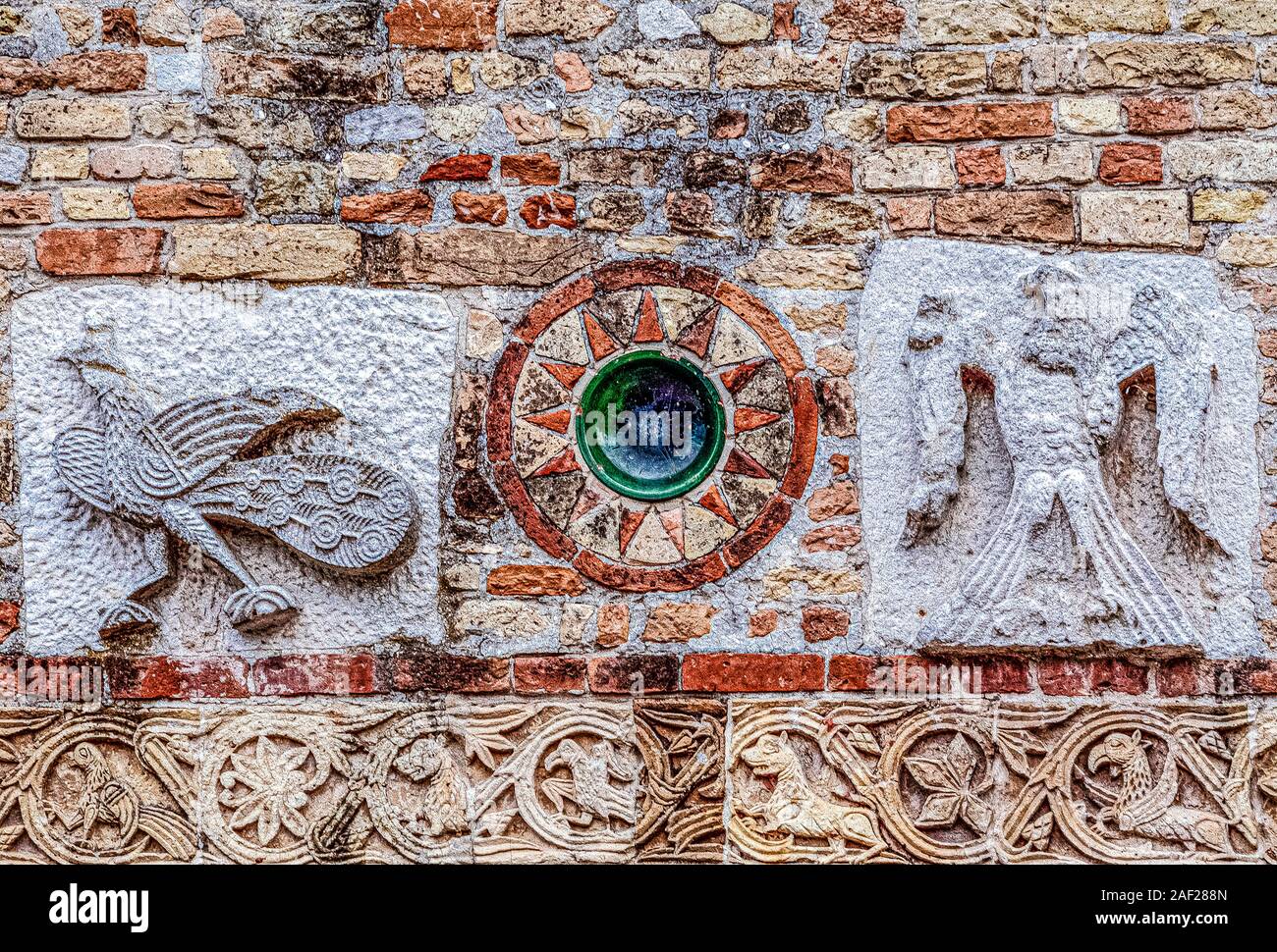 Italien Emilia Romagna Comacchio, Pomposa Abtei - Symbolik und externe Details - Adler und paecock Stockfoto