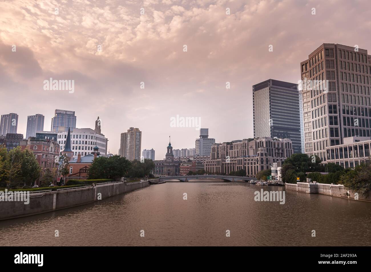 Shanghai, China - November 2019: Blick auf die Altstadt, entlang der Suzhou Shanghai (ehemals Wusong) Fluss. Stockfoto