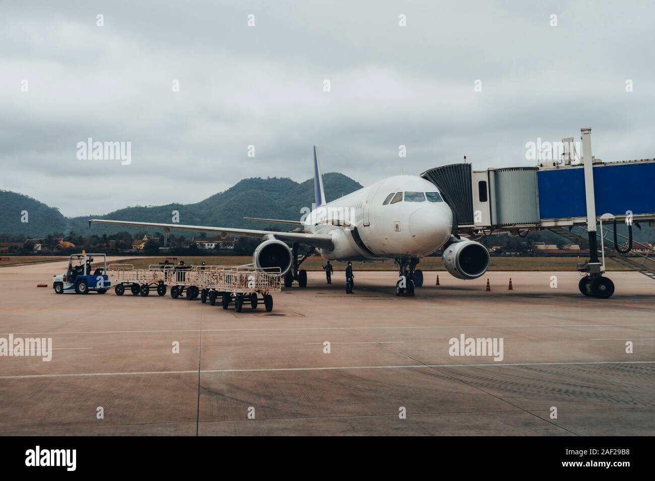 Passagierflugzeug im Flughafen. Flugzeugwartung. Teleskopleiter Antriebe bis das Flugzeug für- und Einschiffung der Passagiere Stockfoto