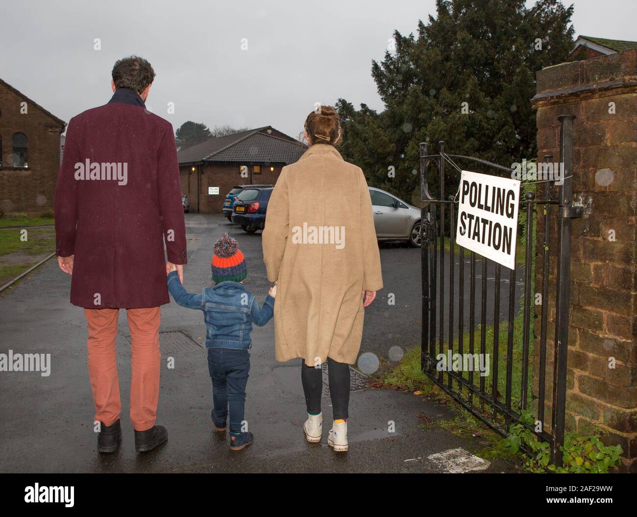 Kidderminster, Großbritannien. 12. Dezember, 2019. Trotz der eisigen Temperaturen und starker Regen, britischen Wähler mutig die Elemente und Kopf zu Großbritanniens Wahllokale, um sicherzustellen, dass Ihr sie ihre Stimme in der heutigen Bundestagswahl. Dieses britische Familie früh vor den Toren einer Kirche, deren Halle für die lokalen öffentlichen verwendet wird ihre Stimme abzugeben, wo "Jede Stimme zählt" ankommen. Quelle: Lee Hudson/Alamy leben Nachrichten Stockfoto