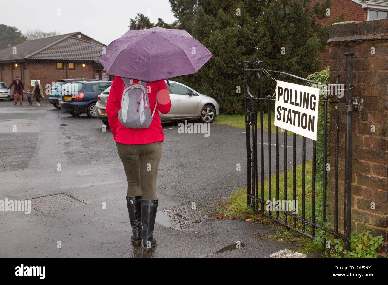 Kidderminster, Großbritannien. 12. Dezember, 2019. Trotz der eisigen Temperaturen und starker Regen, britischen Wähler mutig die Elemente und Kopf zu Großbritanniens Wahllokale, um sicherzustellen, dass Ihr sie ihre Stimme in der heutigen Bundestagswahl. Quelle: Lee Hudson/Alamy leben Nachrichten Stockfoto