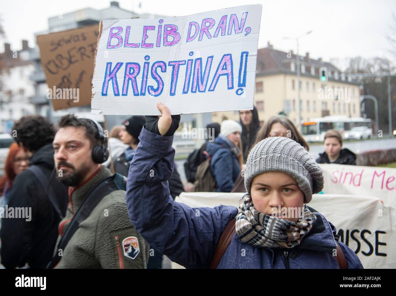 12 Dezember 2019, Hessen, Gießen: 'Stay tuned, Kristina' ist auf einem Plakat diese Frau nutzt zur Unterstützung der Gynäkologe Hänel. Das Landgericht Gießen befasst sich erneut mit der Frage, ob die Dame Arzt gegen den umstrittenen Abtreibungsparagraphen 219 a beleidigt. Die Staatsanwaltschaft wirft Hänel von abtreibungen als Service auf Ihrer Website angeboten und damit gegen das Gesetz. Foto: Boris Roessler/dpa Stockfoto