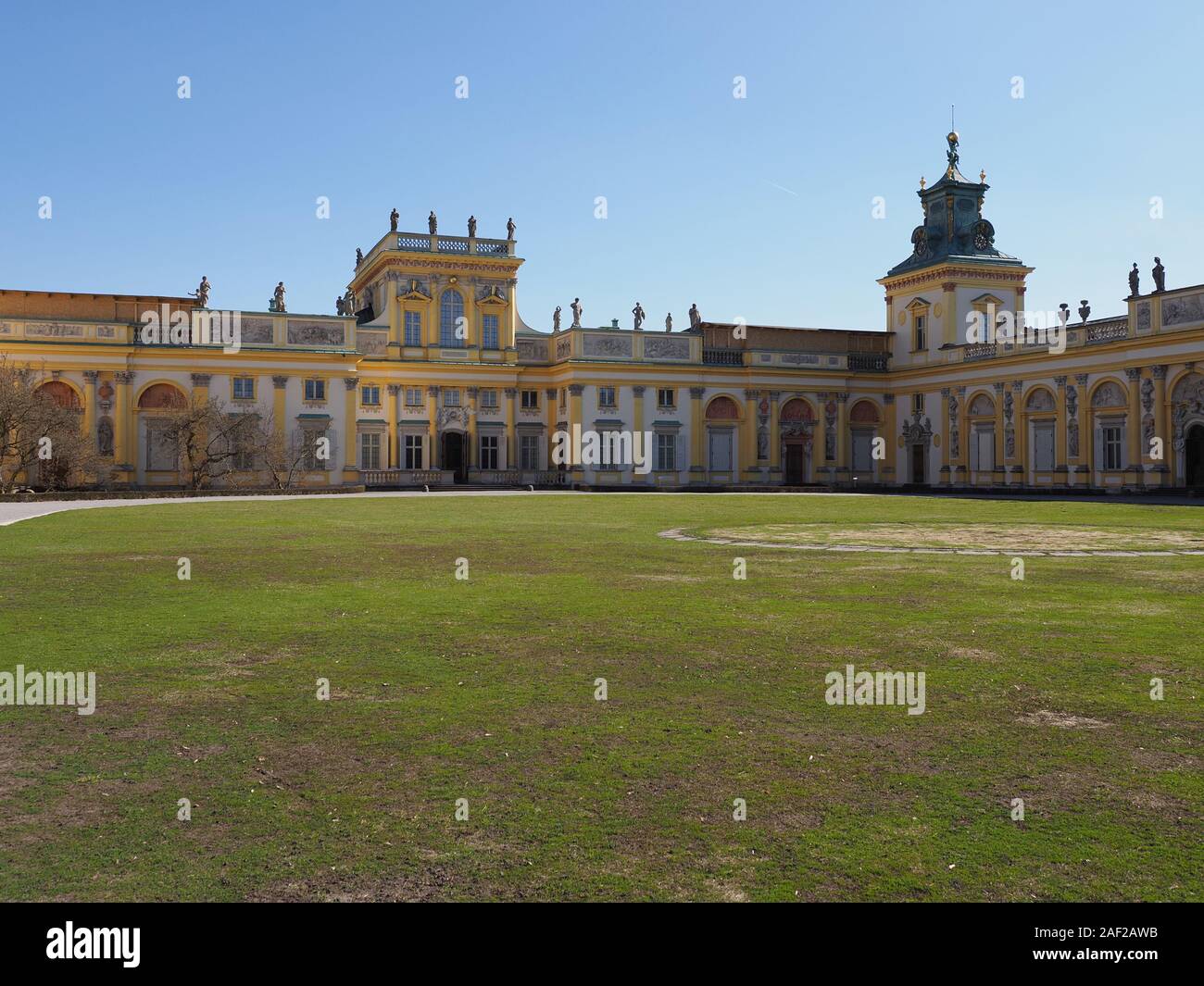 Wiese am Ehrenhof und Fassade des Palastes in europäischen Warschau Hauptstadt von Polen im März 2019 Stockfoto